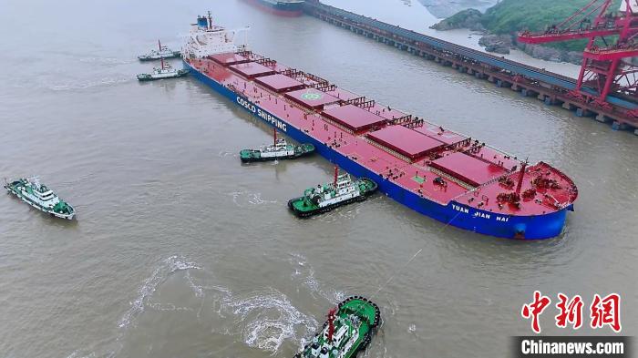 宁波舟山港鼠浪湖码头累计接卸超大型矿砂船达400艘次